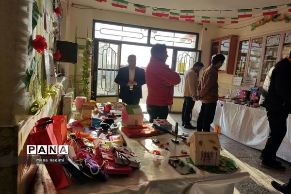 برگزاری نمایشگاه دست سازه های دانش‌آموزی در دبستان مرحمت صائب