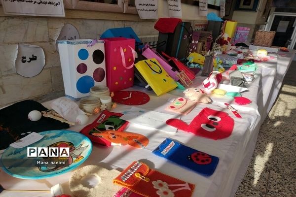 برگزاری نمایشگاه دست سازه های دانش‌آموزی در دبستان مرحمت صائب