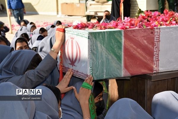 مراسم تشییع شهید گمنام در دبیرستان قاضی گله دار استان فارس