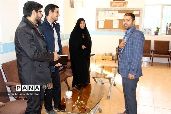 بازدید رئیس سازمان دانش‌آموزی استان از مدرسه شهید فهمیده ناحیه ۲ یزد