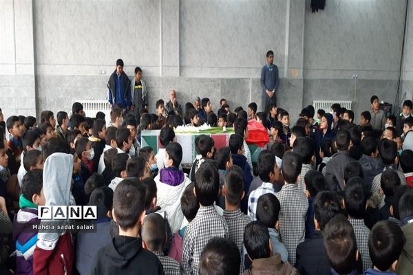 استقبال دانش‌آموزان یزدی از شهدای گمنام