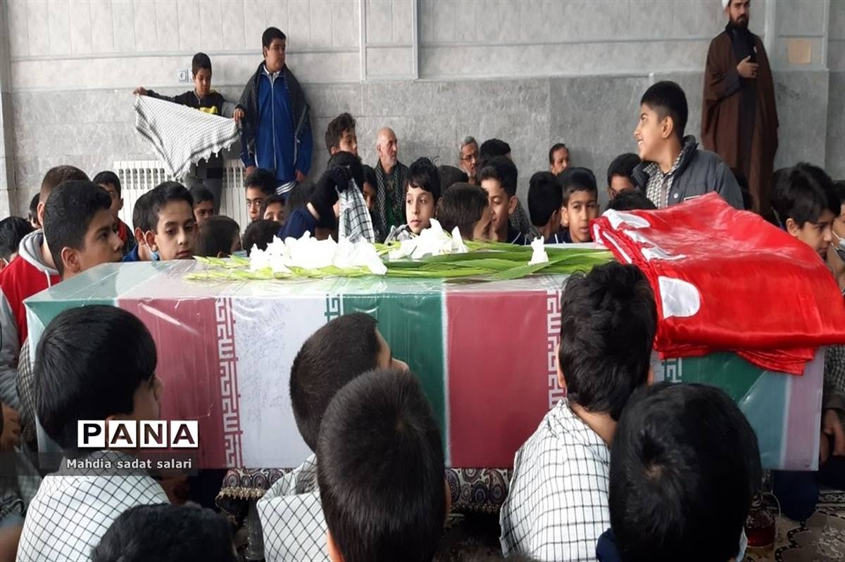 استقبال دانش‌آموزان یزدی از شهدای گمنام
