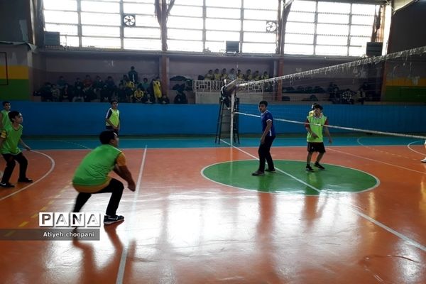 برگزاری مسابقات والیبال دانش‌آموزان پسر مقطع متوسطه اول در ورزشگاه ۱۷ شهریور