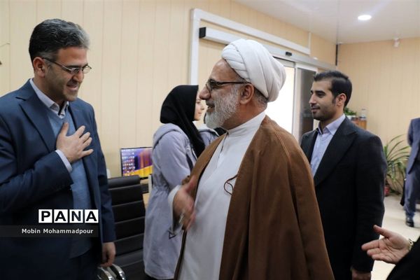 دیدار مدیرکل آموزش و پرورش آذربایجان شرقی با دانش‌آموز خبرنگاران پانا