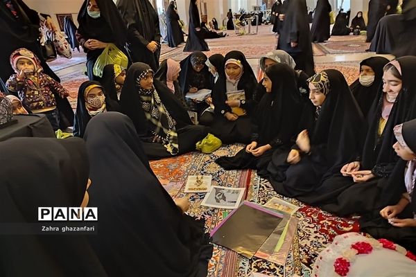 حضور دانش‌آموزان  ناحیه دو شیراز در مراسم نماز جمعه