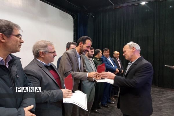 مراسم تجلیل از دانش‌آموزان موفق در کنکور سراسری 1401 شهرستان خرمدره