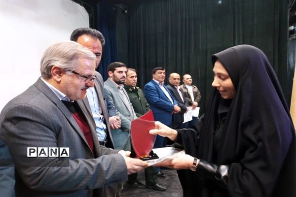 مراسم تجلیل از دانش‌آموزان موفق در کنکور سراسری 1401 شهرستان خرمدره