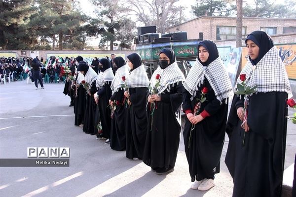 استقبال و وداع دانش‌آموزان تربت‌جام با پیکر شهید گمنام