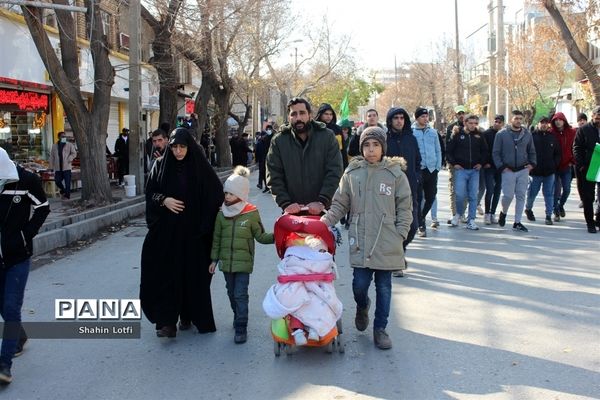 تشییع پیکر هفت شهید گمنام در کرمانشـاه