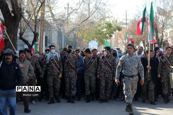 تشییع پیکر هفت شهید گمنام در کرمانشـاه