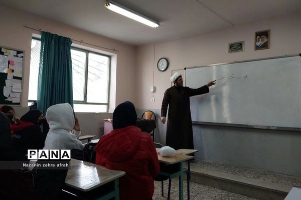 برگزاری کارگاه‌ بصیرتی و آموزشی در دبیرستان آزاده رودهن