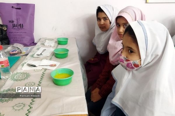پخت و توزیع‌ نذری توسط دانش‌آموزان دبستان دانا شهرستان شهریار