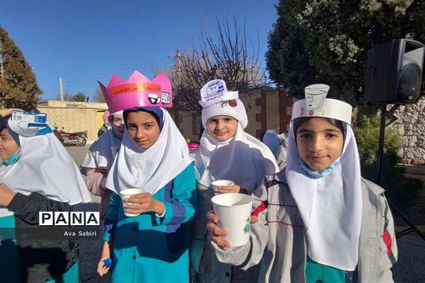 یک روز با شیر در مدارس آباده