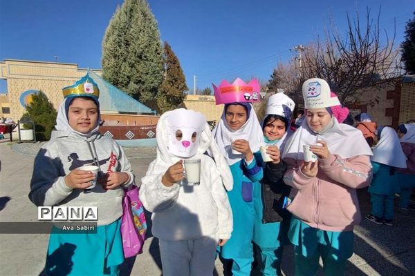 یک روز با شیر در مدارس آباده