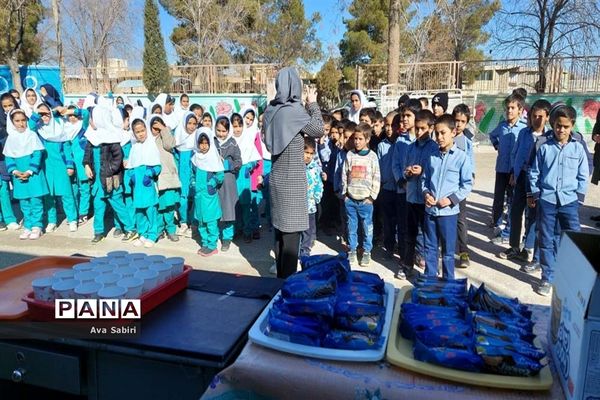 یک روز با شیر در مدارس آباده