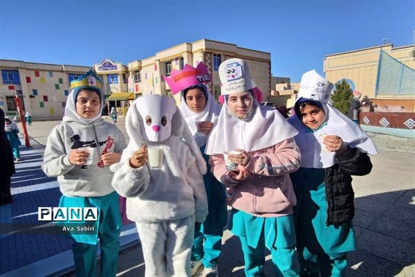 یک روز با شیر در مدارس آباده
