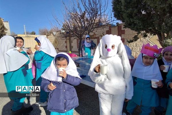 یک روز با شیر در مدارس آباده