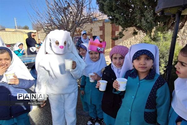 یک روز با شیر در مدارس آباده