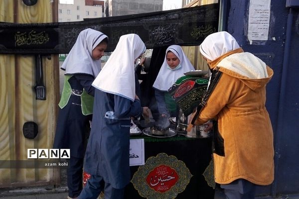 برپایی موکب عزاداری و ایستگاه صلواتی  توسط دانش‌آموزان شهرستان شهریار