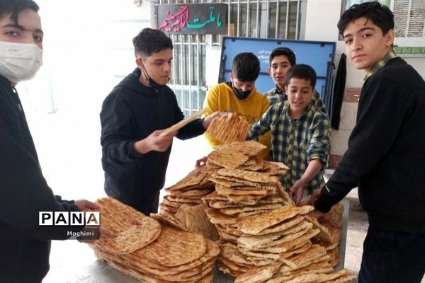 برپایی ایستگاه صلواتی دانش‌آموزان دبیرستان شهید پیچک منطقه ۱۳