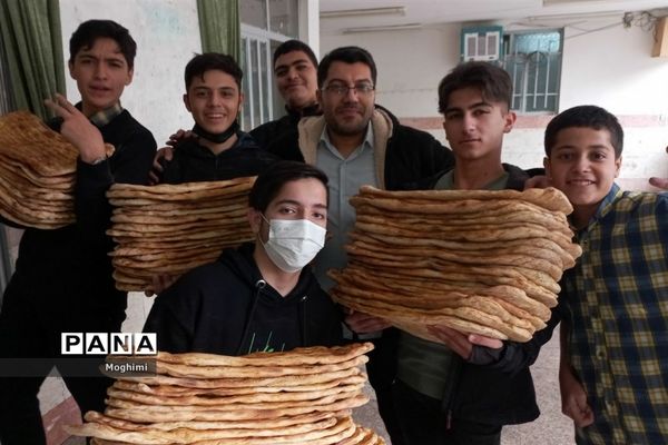 برپایی ایستگاه صلواتی دانش‌آموزان دبیرستان شهید پیچک منطقه ۱۳