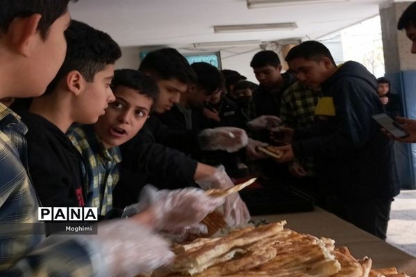 برپایی ایستگاه صلواتی دانش‌آموزان دبیرستان شهید پیچک منطقه ۱۳