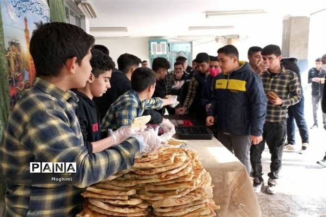برپایی ایستگاه صلواتی دانشآموزان دبیرستان شهید پیچک منطقه ۱۳