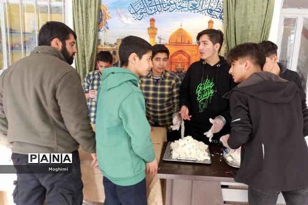 برپایی ایستگاه صلواتی دانش‌آموزان دبیرستان شهید پیچک منطقه ۱۳