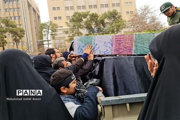 مراسم تشییع شهید گمنام دانش‌آموز همزمان با روز شهادت حضرت فاطمه زهرا (س) در شیراز