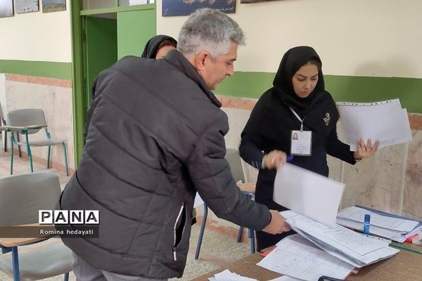 برگزاری منظم امتحانات دی‌ماه هنرستان مبتکران رودهن