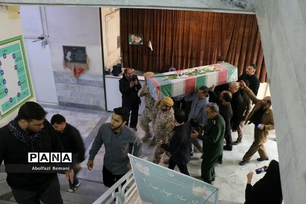 وداع کارکنان آموزش و پرورش ناحیه یک قم با پیکر شهید گمنام