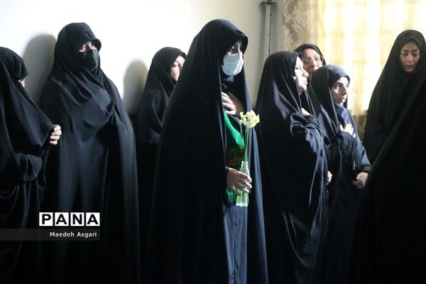 وداع کارکنان آموزش و پرورش ناحیه یک قم با پیکر شهید گمنام