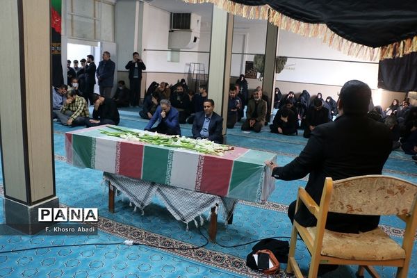 وداع کارکنان آموزش و پرورش ناحیه یک قم با پیکر شهید گمنام