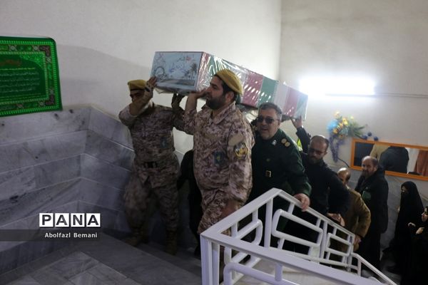 وداع کارکنان آموزش و پرورش ناحیه یک قم با پیکر شهید گمنام