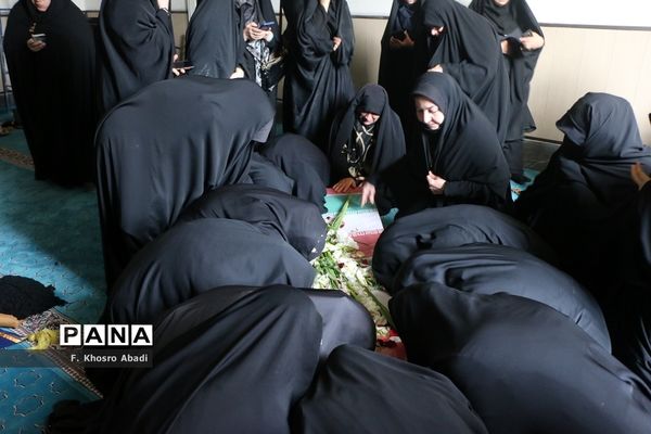 وداع کارکنان آموزش و پرورش ناحیه یک قم با پیکر شهید گمنام