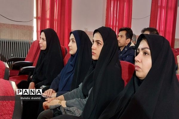 نشست روشنگری یوم الله ۹ دی در شهرستان بهارستان