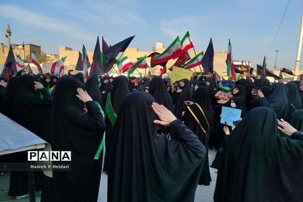 تجمع دختران دانش‌آموز قمی در دفاع از حجاب و عفاف
