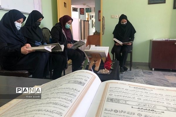محفل انس با قرآن  در دبیرستان  دخترانه سما رودهن  به مناسبت یادبود شهادت حاج قاسم سلیمانی