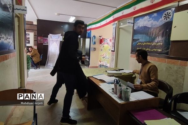 حوزه امتحانات نهایی مرکز استعدادهای درخشان شهید بهشتی رودهن