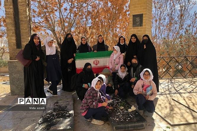 دیدار دانشآموزان رودهن با مادر شهید مصیب نجفآهی از شهدای رودهن