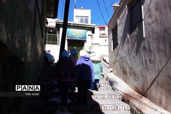 دیدار دانش‌آموزان  رودهن با مادر شهید مصیب نجف‌آهی از شهدای رودهن