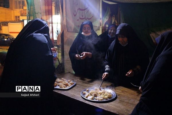 برپایی ایستگاه صلواتی توسط سازمان دانش‌آموزی استان سمنان‌