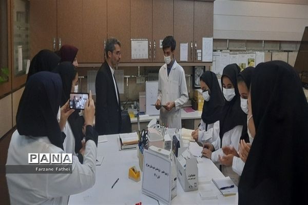 حضور دانش‌آموزان پژوهش‌سرای تهرانی مقدم منطقه چهاردانگه در آزمایشگاه تشخیص طبی متخصصین