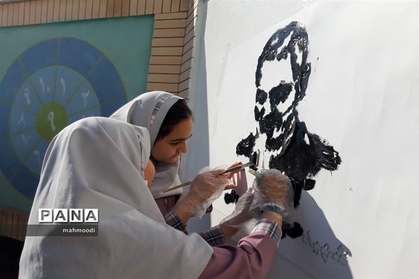 نقاشی تصویر سردار دل‌ها توسط دانش‌آموزان