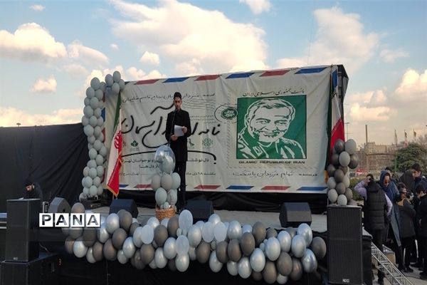 حضور دانش‌آموزان منطقه 10 در ویژه برنامه «نامه‌ای به آسمان»، گرامیداشت شهادت سردار سلیمانی