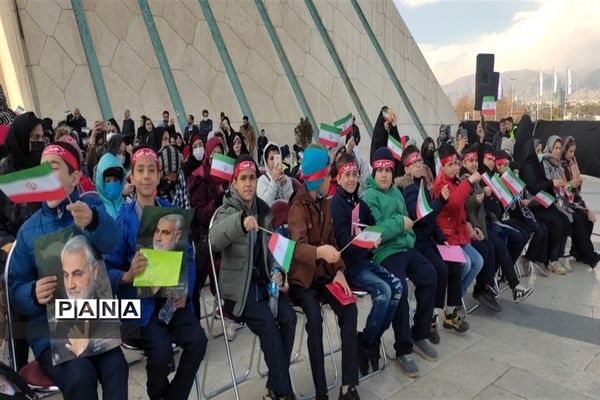 حضور دانش‌آموزان منطقه 10 در ویژه برنامه «نامه‌ای به آسمان»، گرامیداشت شهادت سردار سلیمانی