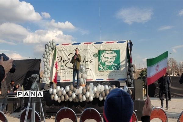 حضور دانش‌آموزان منطقه 10 در ویژه برنامه «نامه‌ای به آسمان»، گرامیداشت شهادت سردار سلیمانی