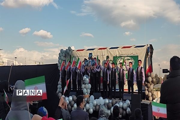 حضور دانش‌آموزان منطقه 10 در ویژه برنامه «نامه‌ای به آسمان»، گرامیداشت شهادت سردار سلیمانی