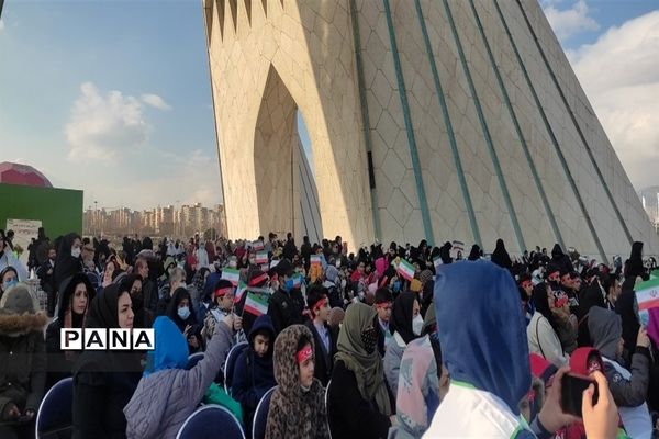 حضور دانش‌آموزان منطقه 10 در ویژه برنامه «نامه‌ای به آسمان»، گرامیداشت شهادت سردار سلیمانی