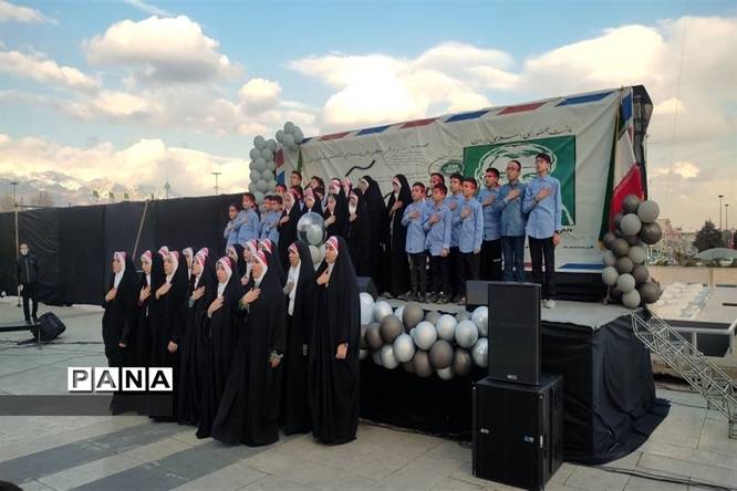 حضور دانشآموزان منطقه 10 در ویژه برنامه «نامهای به آسمان»، گرامیداشت شهادت سردار سلیمانی